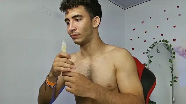 Caius_fox Adlı Modelin Canlı XXX Sohbeti