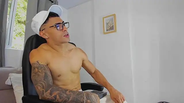 Show modela Mr_adrian na web-kameri