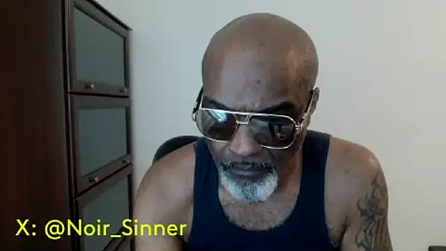 sinnernoir: διαδικτυακό σόου στην κάμερα