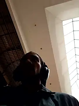 Mikaaa97: διαδικτυακό σόου στην κάμερα