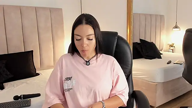 Megan-8 Live XXX-chat