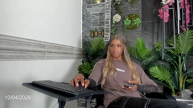 Doll_Isaa: διαδικτυακό σόου στην κάμερα