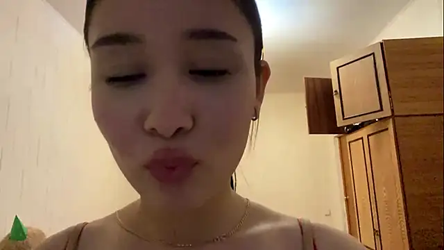 YourMiIa Adlı Modelin Canlı XXX Sohbeti