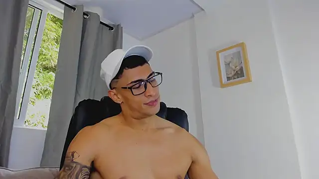 Mr_adrian Show in webcam