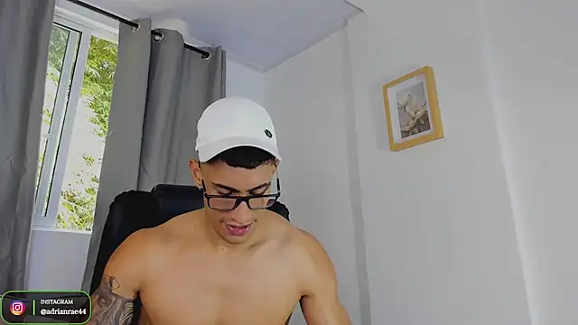 Mr_adrian: διαδικτυακό σόου στην κάμερα