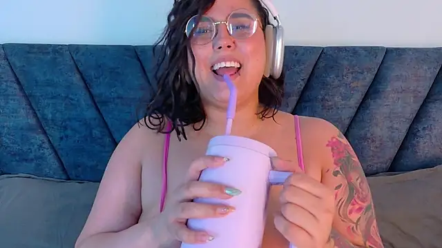 Karmilla_Rosse Adlı Modelin Canlı XXX Sohbeti