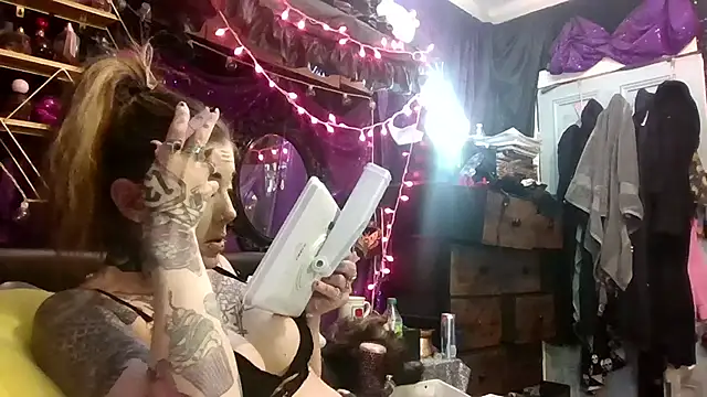 Chat +18 de allymoon1369 ao vivo