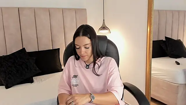 Megan-8's Live XXX Chat