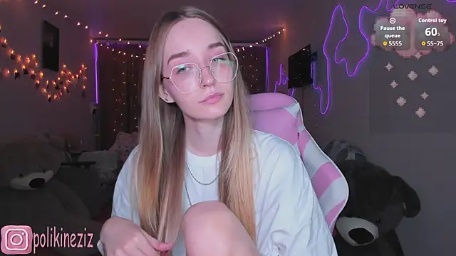 MoonDust Chat XXX live