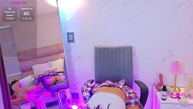 Chat +18 de Charlott__18 ao vivo