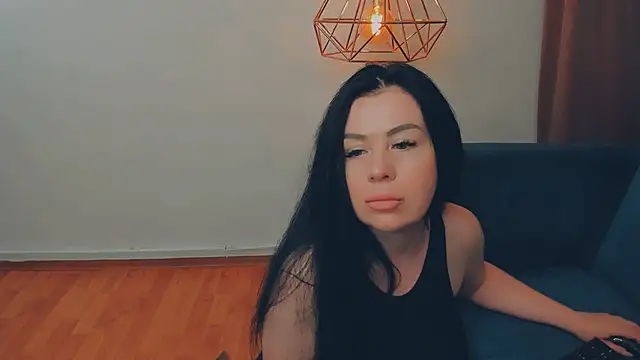 BrilliantGirll: διαδικτυακό σόου στην κάμερα