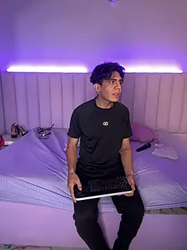 abrilandjulian Adlı Modelin Web Kamerası Şovu