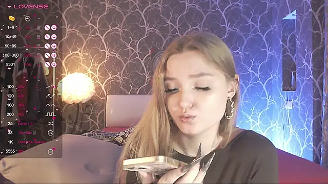 Chat +18 de MiaMiaMeow ao vivo