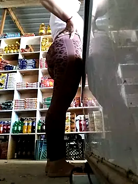 MIA-LARIOSのライブXXXチャット