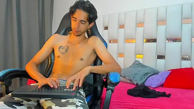 Alessandro_Abruzzo: διαδικτυακό σόου στην κάμερα