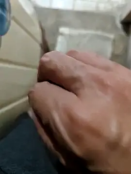 IamfuckinhornyのライブXXXチャット