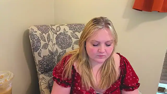 PhatAssBlond Show in webcam