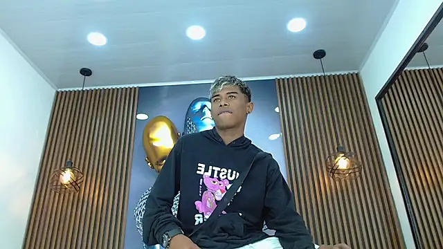 LuckyBluex Show in webcam