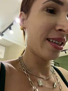 Irresistible24 live XXX chat