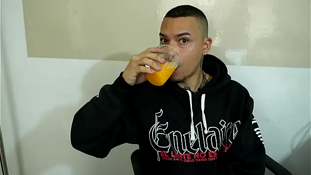 Pokazy przed kamerką – AlphaMasterXxx