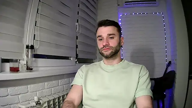 DaddySlavaのライブXXXチャット