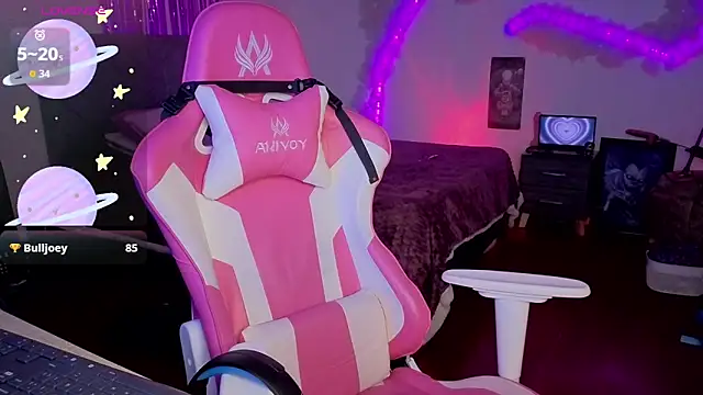 larah_uwu Chat XXX in diretta