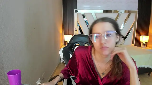 XXX chat uživo modela Linda4Petite