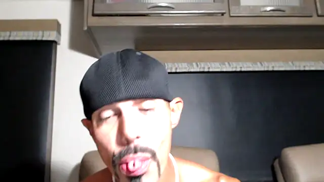 ThickD2C élő XXX-chatje