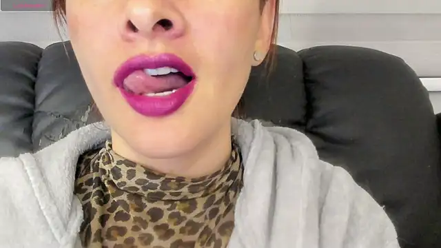 Chat +18 de queen_fetish ao vivo