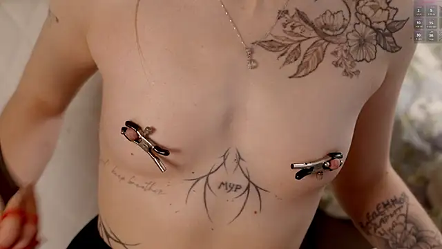 ho1yho1e Chat XXX in diretta