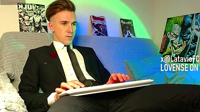 Midnighter_ Pertunjukan Webcam