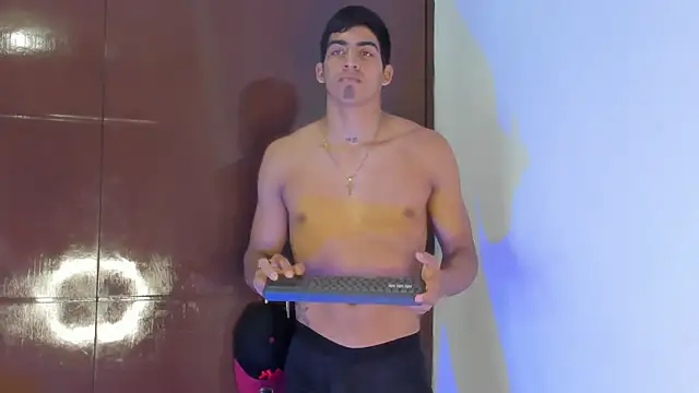 Milo_LatinBoy: διαδικτυακό σόου στην κάμερα