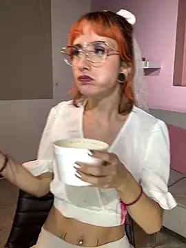 Alice_Hecatee Show in webcam