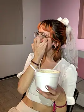 Pokazy przed kamerką – Alice_Hecatee