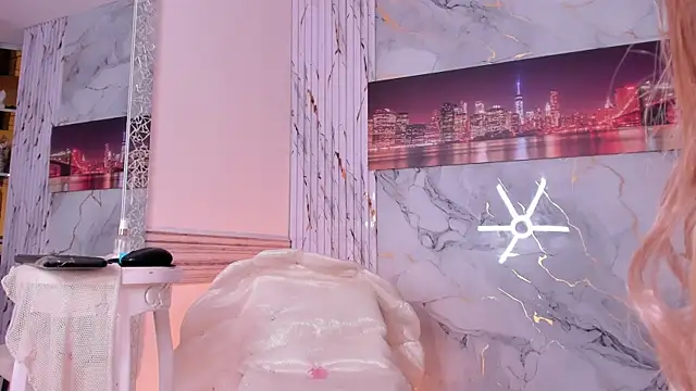 Thiana_Rogers: διαδικτυακό σόου στην κάμερα