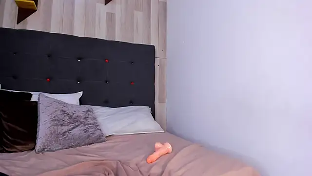 Pokazy przed kamerką – GrayHall