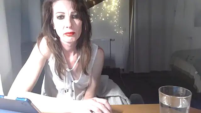 MissDyannis Chat XXX live