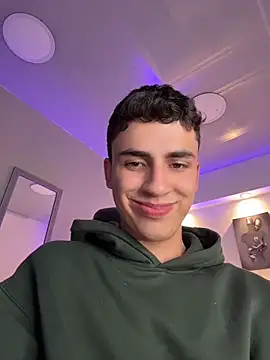 AdrianRinaldi: διαδικτυακό σόου στην κάμερα