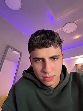 Chatroom XXX en direct de AdrianRinaldi