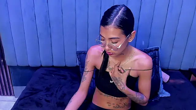 KarlaSlutSkinny__ élő XXX-chatje