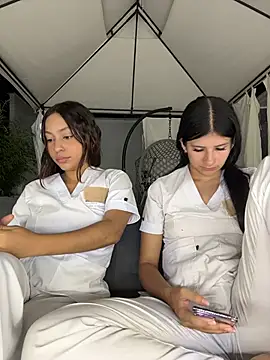 Chatroom XXX en direct de MiaCamille_