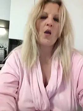 Divineblond: онлайн-секс-чат