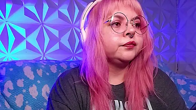 Satyn_doll élő XXX-chatje