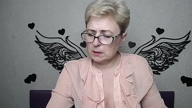 EmiliaGree Chat XXX live