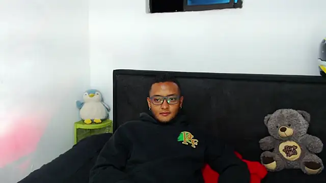 Show modela MascTyler na web-kameri