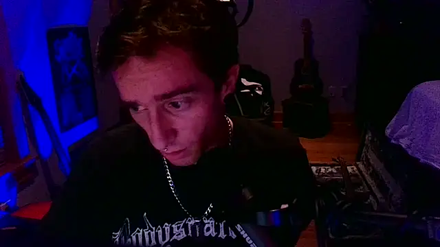 LEVIATHANX666: διαδικτυακό σόου στην κάμερα