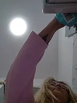 Divineblond 即時 XXX 聊天