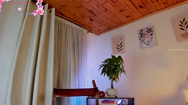 Lauraricci__: онлайн-секс-чат