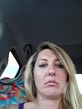 SheIsSomething: вебкам-шоу