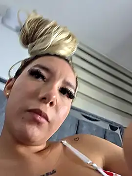 Chat +18 de alaia_princess ao vivo